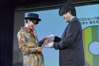 準大賞の盾を受け取る水曜日のカンパネラ。