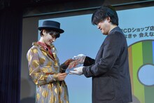 準大賞の盾を受け取る水曜日のカンパネラ。