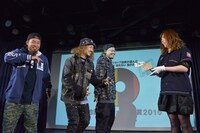 準大賞の盾を受け取るWANIMA。