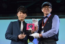 大賞の盾を受け取る星野源（左）。