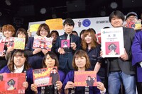 CDショップ店員に囲まれる星野源（中央）。