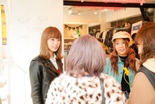 ファンと交流するRINA、TOMOMI。（写真提供：EPICレコードジャパン）