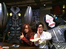 左からバルタン星人、高見沢俊彦、出口博之、ダダ。