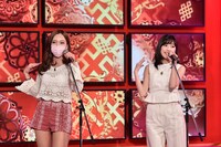 （左から）ざわちん、渡辺麻友（AKB48）。(c)TBS