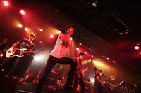 菅原卓郎（Vo, G / 9mm Parabellum Bullet）がGUCKKASTENとコラボする様子。（撮影：西槇太一）