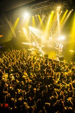 PANとあゆみくりかまきによるコラボパフォーマンスの様子。（撮影：冨田味我）