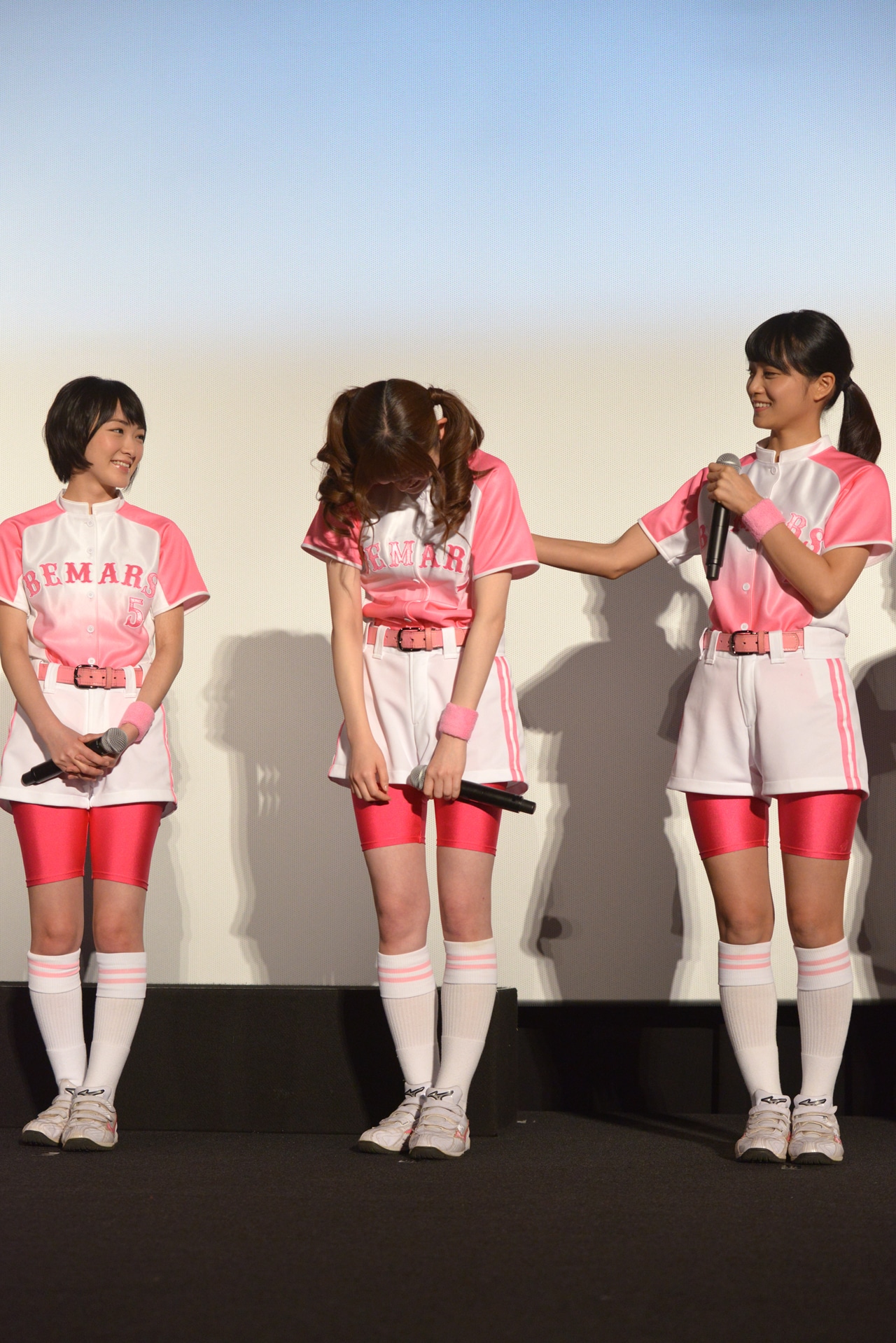 左から生駒里奈、松村沙友理、深川麻衣。