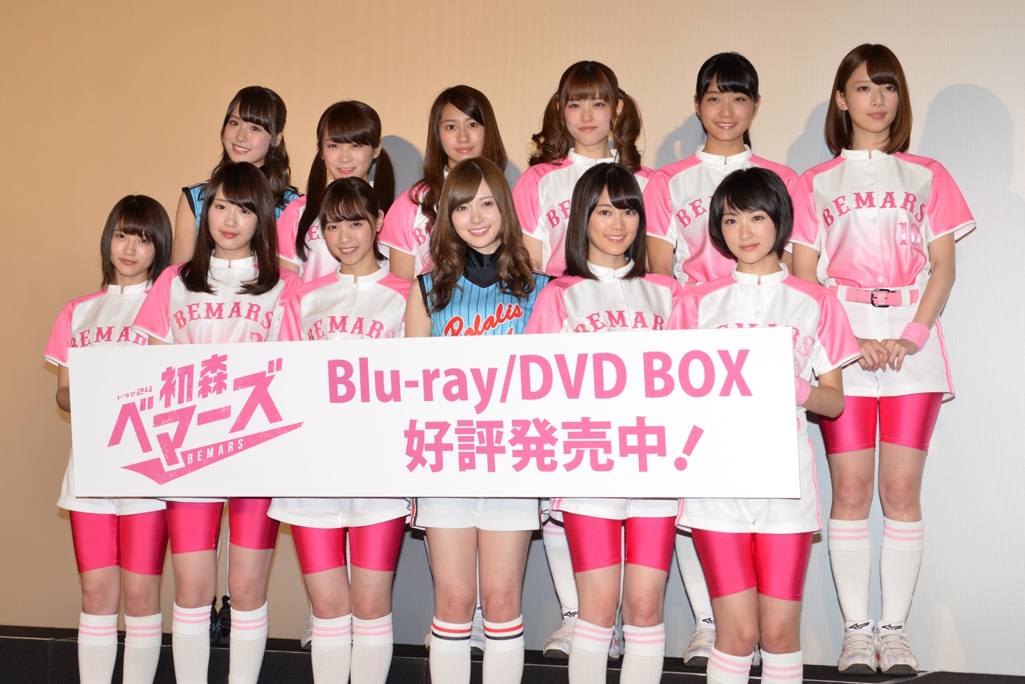 前列左から、若月佑美、高山一実、西野七瀬、白石麻衣、生田絵梨花、生駒里奈。後列左から、衛藤美彩、秋元真夏、桜井玲香、松村沙友理、深川麻衣、橋本奈々未。