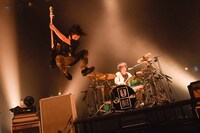 左上より田淵智也（B）、鈴木貴雄（Dr）。（撮影：古溪一道）