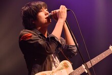 山村隆太（Vo, G）（撮影：古溪一道）