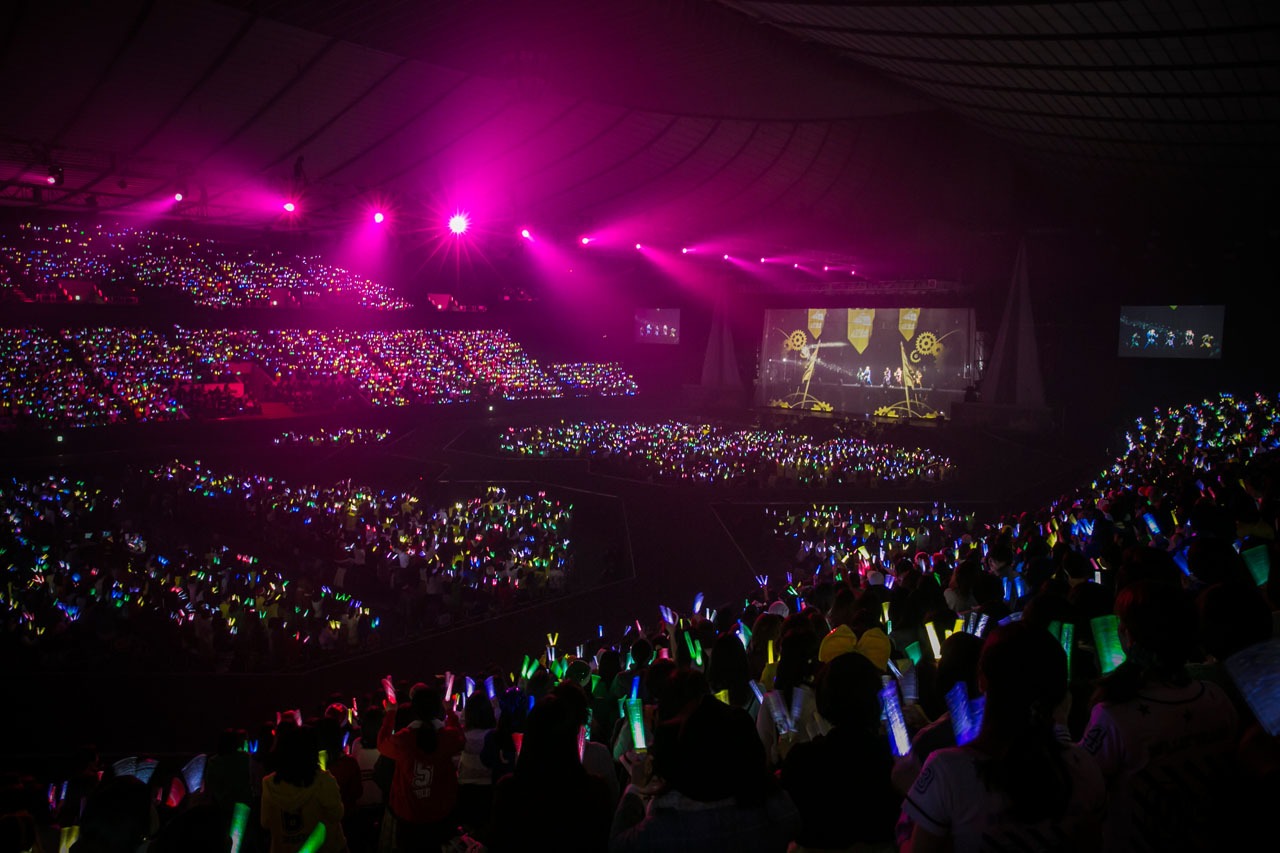 「超特急 CHRISTMAS ONEMAN LIVE 2015 Fantasy Love Train～君の元までつながるRail～」の様子。