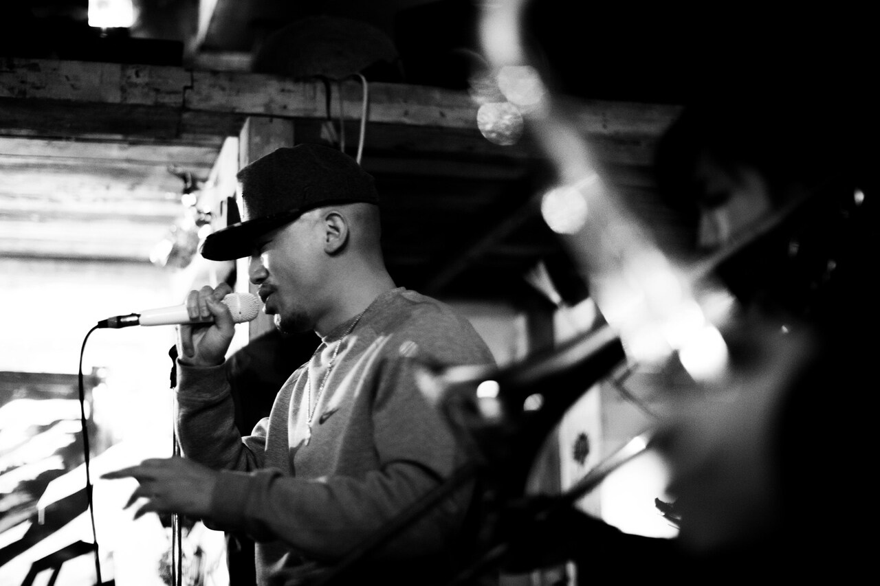 Kojoeとアーロン・チューライがライブで共演