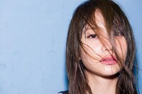 写真集「永尾まりやファースト写真集 美しい細胞」より。