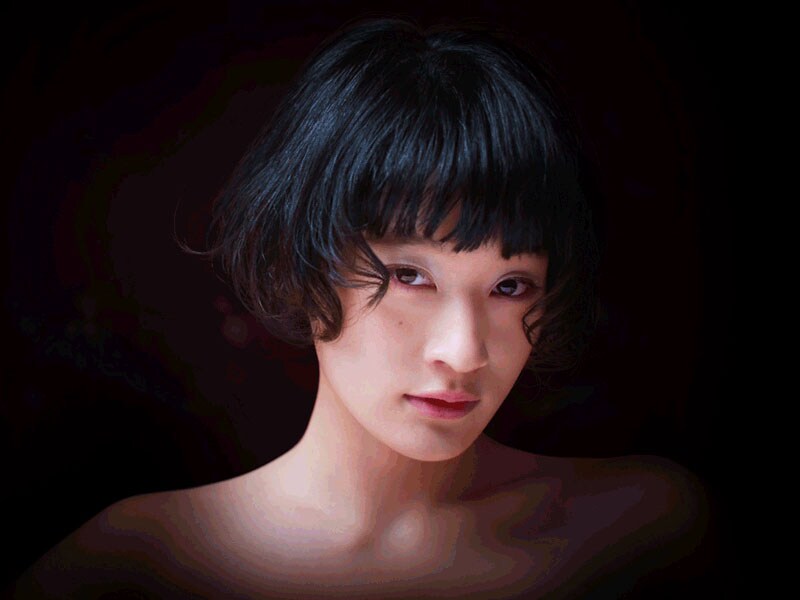 水カン「チュパカブラ」のMV公開、コムアイがピンク色のチュパカブラに