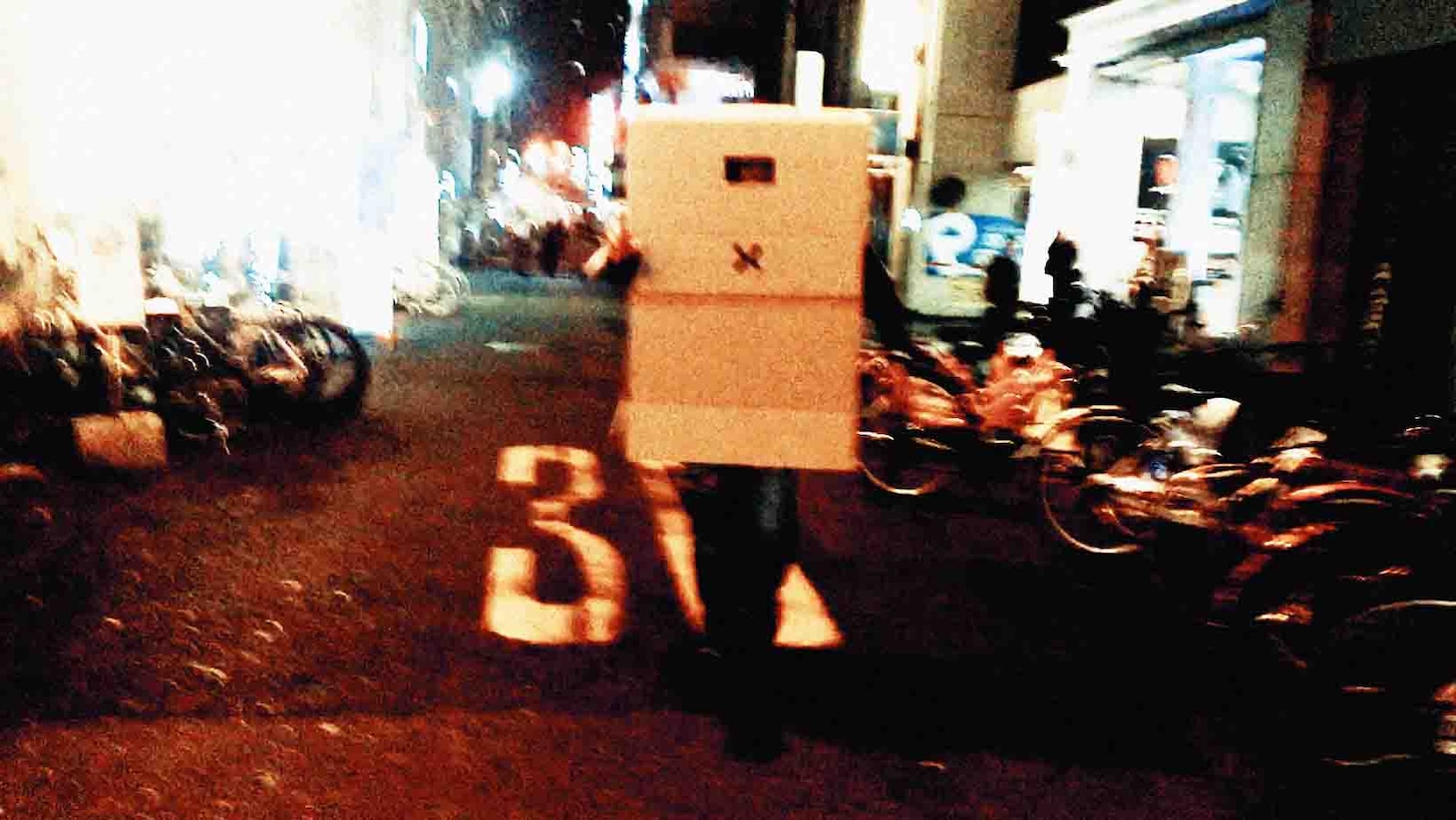 アーバンギャルド「箱男に訊け」ミュージックビデオのワンシーン。