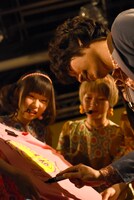 Tシャツにサインを書き込む清竜人。