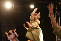 新曲「LOVE&WIFE&PEACE▽」で激しいダンスを踊る清亜美。