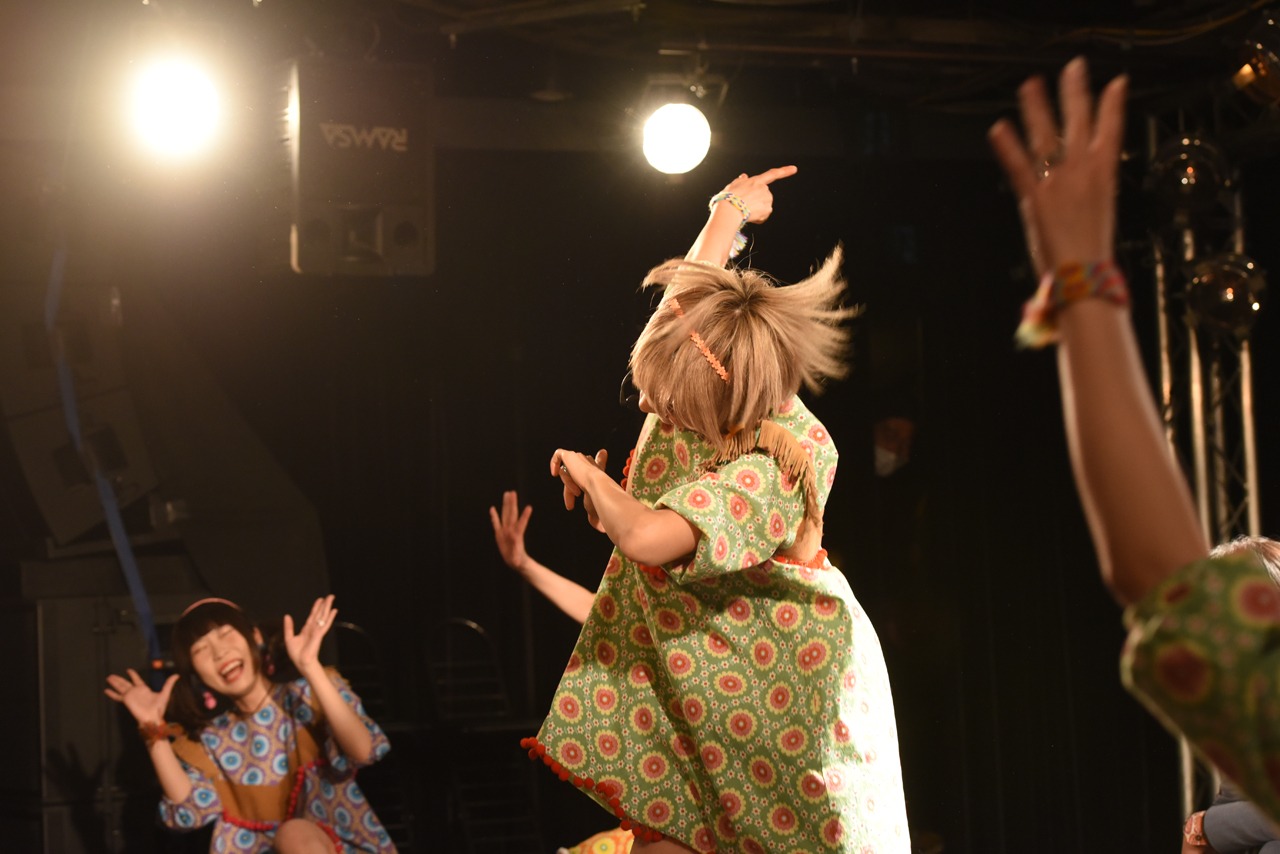 新曲「LOVE&WIFE&PEACE▽」で激しいダンスを踊る清亜美。