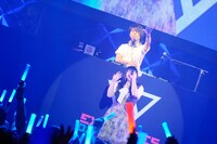 猫叉Master（奥）と霜月はるか（手前）。（提供：EXIT TUNES）