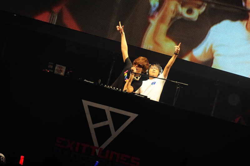 左からkors k、Ryu☆。（提供：EXIT TUNES）