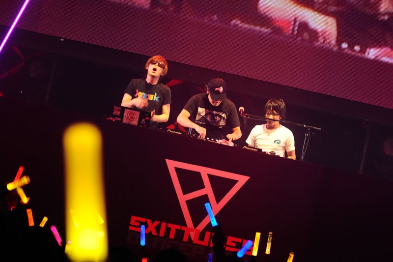 左からkors k、dj TAKA、Ryu☆。（提供：EXIT TUNES）