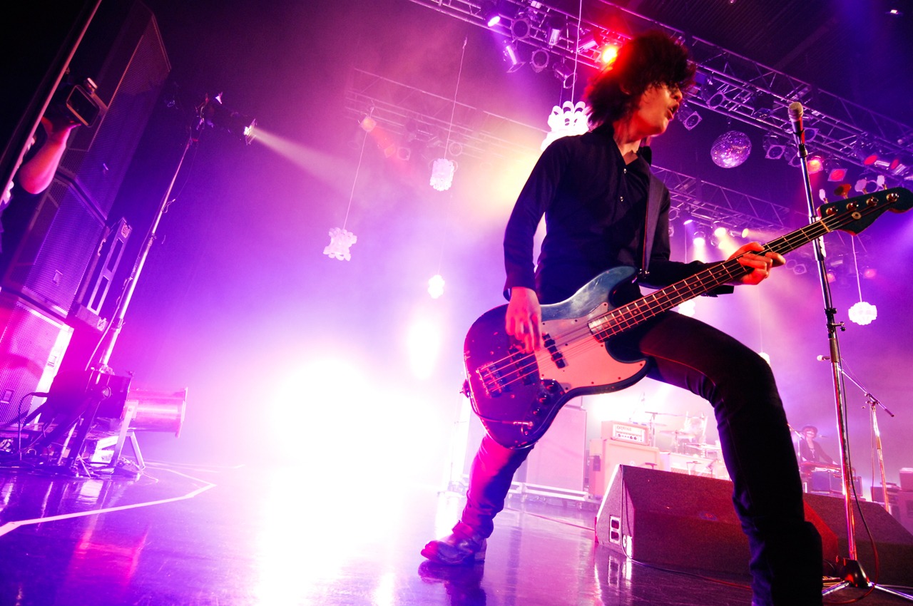 磯部寛之（B, Cho）（Photo by Yukihide“JON...”Takimoto）