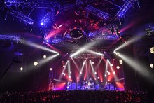 「Welcome![Alexandros]LIVE 2016」東京公演の様子。（Photo by AZUSA TAKADA）