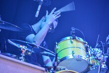 庄村聡泰（Dr / [Alexandros]）（Photo by AZUSA TAKADA）