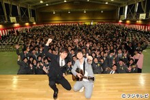 日野高校の卒業式にサプライズ出演した渡部建（左）と藤巻亮太（右）。 (c)フジテレビ