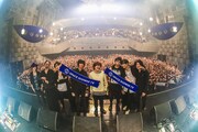「Welcome![Alexandros]LIVE 2016」大阪公演終演後の集合写真。（Photo by KAZUKI WATANABE）