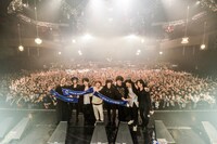 「Welcome![Alexandros]LIVE 2016」東京公演終演後の集合写真。（Photo by AZUSA TAKADA）