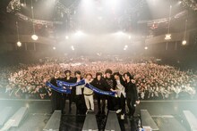 「Welcome![Alexandros]LIVE 2016」東京公演終演後の集合写真。（Photo by AZUSA TAKADA）
