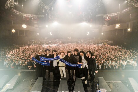 「Welcome![Alexandros]LIVE 2016」東京公演終演後の集合写真。（Photo by AZUSA TAKADA）