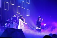 「夜空。」を歌唱するmiwaとハジ→。（撮影：佐藤薫）