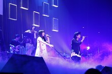 「夜空。」を歌唱するmiwaとハジ→。（撮影：佐藤薫）