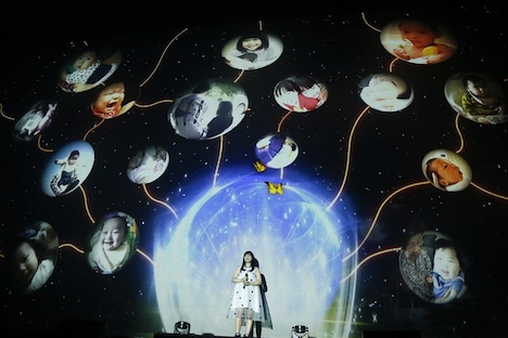 「あなたがここにいて抱きしめることができるなら」歌唱時の様子。（撮影：佐藤薫）