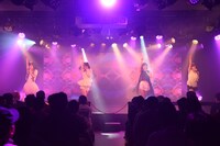 DEAR KISSによるライブの様子。