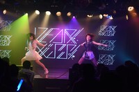 みいわ、藤本美帆によるヒップホップダンスの様子。