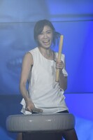 水野真莉絵による太鼓演奏の様子。