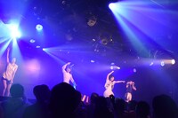 DEAR KISSによるライブの様子。