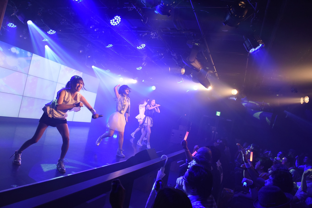 DEAR KISSによるライブの様子。