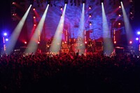 「BLOOD AND LOVE CIRCUS TOUR 2015-2016」最終公演の様子。（撮影：新保勇樹）