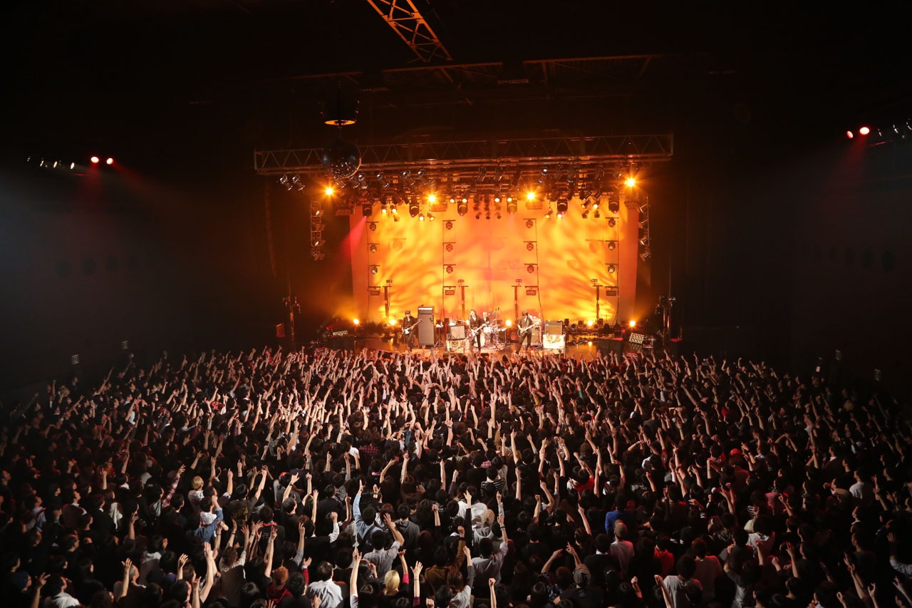 「BLOOD AND LOVE CIRCUS TOUR 2015-2016」最終公演の様子。（撮影：新保勇樹）