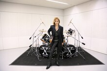 YOSHIKIとチャリティオークションに出品されるドラムセット。