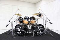 チャリティオークションに出品されるYOSHIKIのドラムセット。