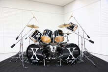 チャリティオークションに出品されるYOSHIKIのドラムセット。
