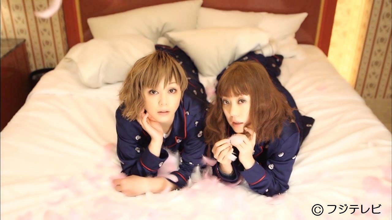 PUFFY「抱きたきゃ抱けばEじゃNIGHT☆」MVのワンシーン。