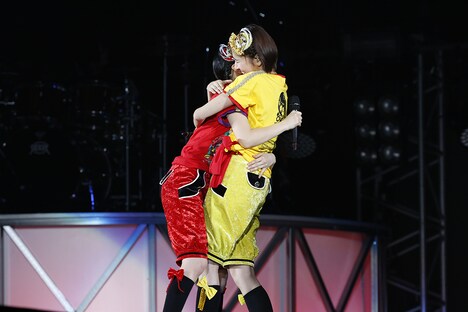 抱き合う百田夏菜子と玉井詩織。(Photo by YOSUKE KAMIYAMA)