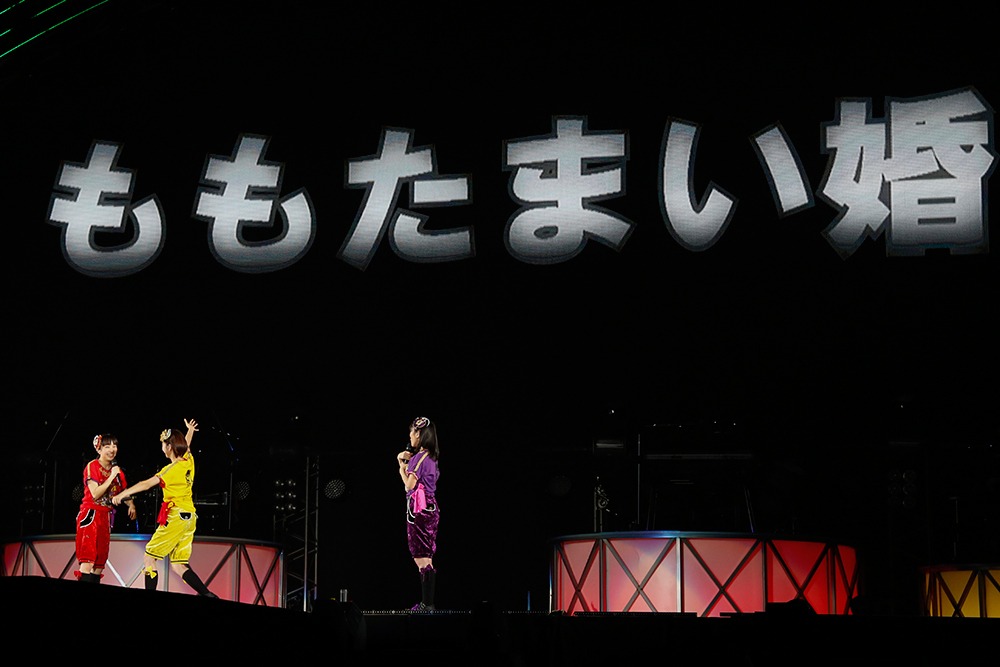 人気画像8位は「ももクロ、ドームツアー『大打ち上げ大会』＆『ももたまい婚』開催決定」より、「ももたまい婚」発表時の様子。（Photo by YOSUKE KAMIYAMA）