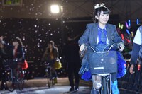 ママチャリでステージへ向かう咲良菜緒。